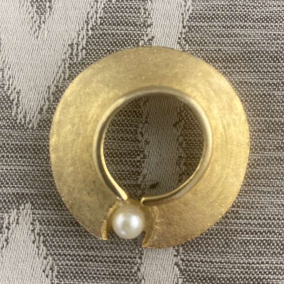 Pearl Brooch Gold Tone Circle Loop with Pearl - Picture 1 of 2